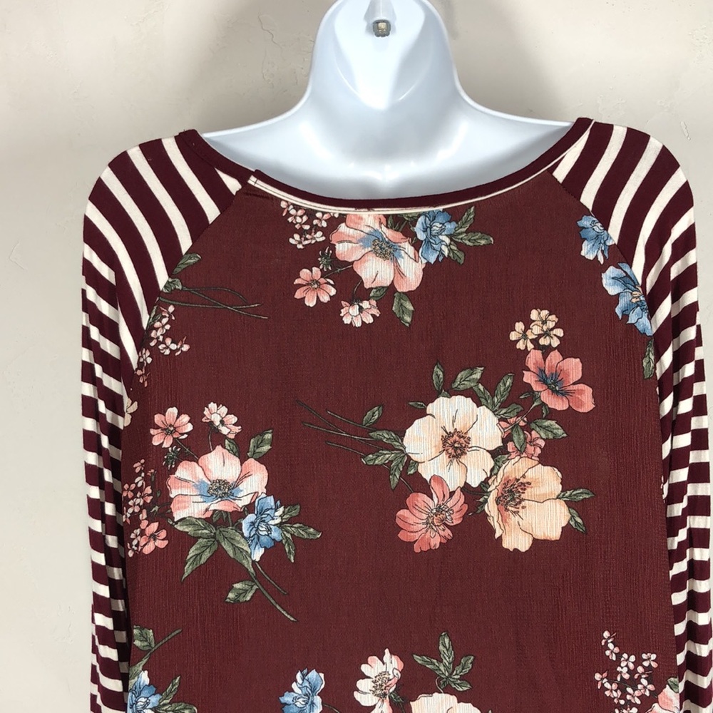 Betsey’s Boutique Shop red floral top size large - Picture 6 of 9